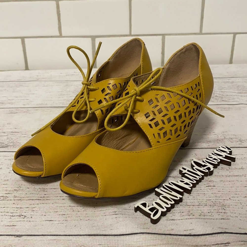 *Chelsea Crew Modcloth Peep Toe Kitten Heels Style Jazz Mustard Yellow Size 37